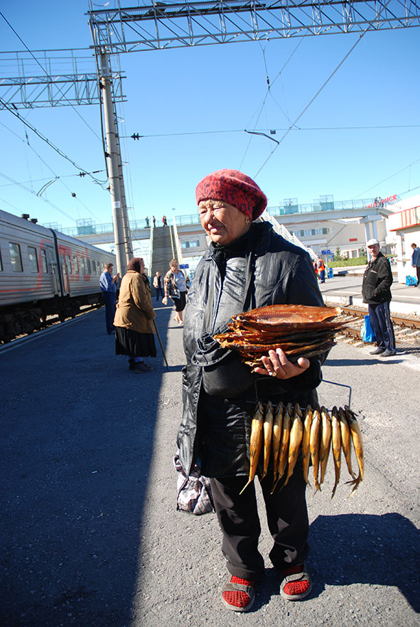 Verkoopster van eten op het station TransSiberië express Rusland