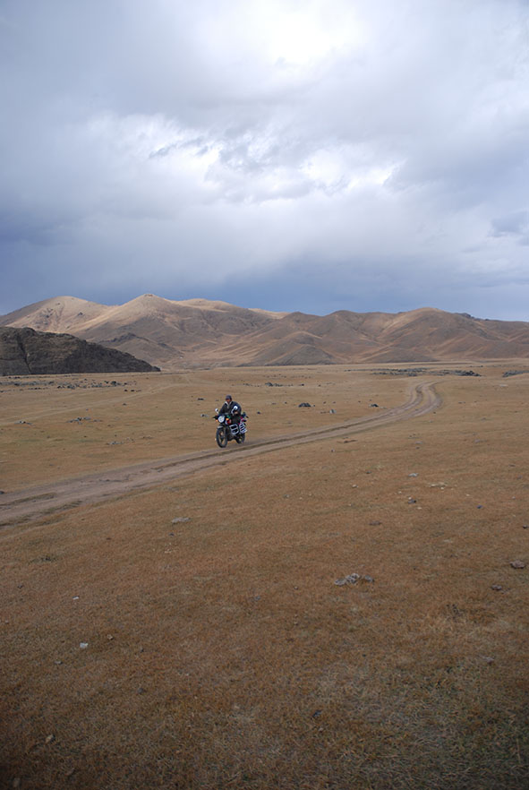 Man op een motor in Orkhon valley Mongolië