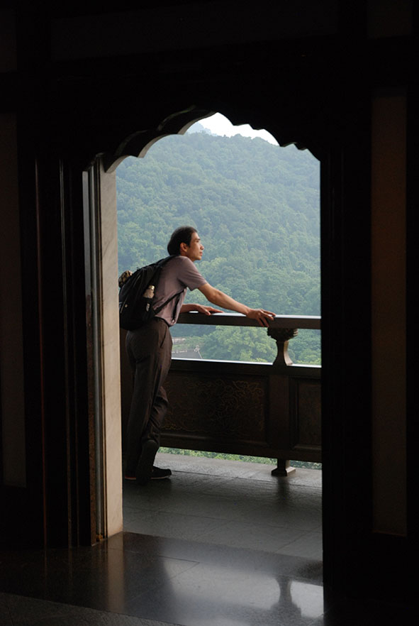 Man kijkt vanaf de Leifeng pagoda West lake Hangzhou