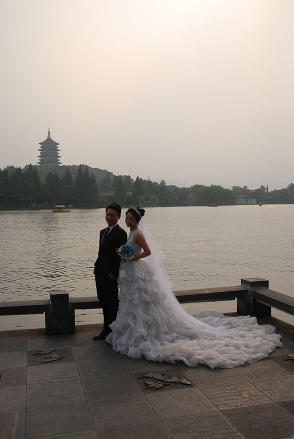 Bruidspaar bij West Lake Hangzhou China