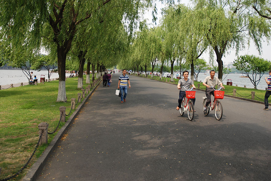 West lake Hangzhou fietsen op de Bai Causeway