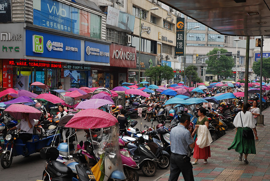 Scooters met een paraplu in Tunxi Huangshan China