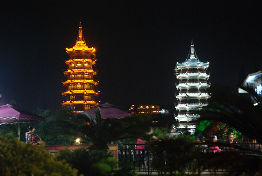 Sun and moon twin pagodas Shanhu lake Guilin avond