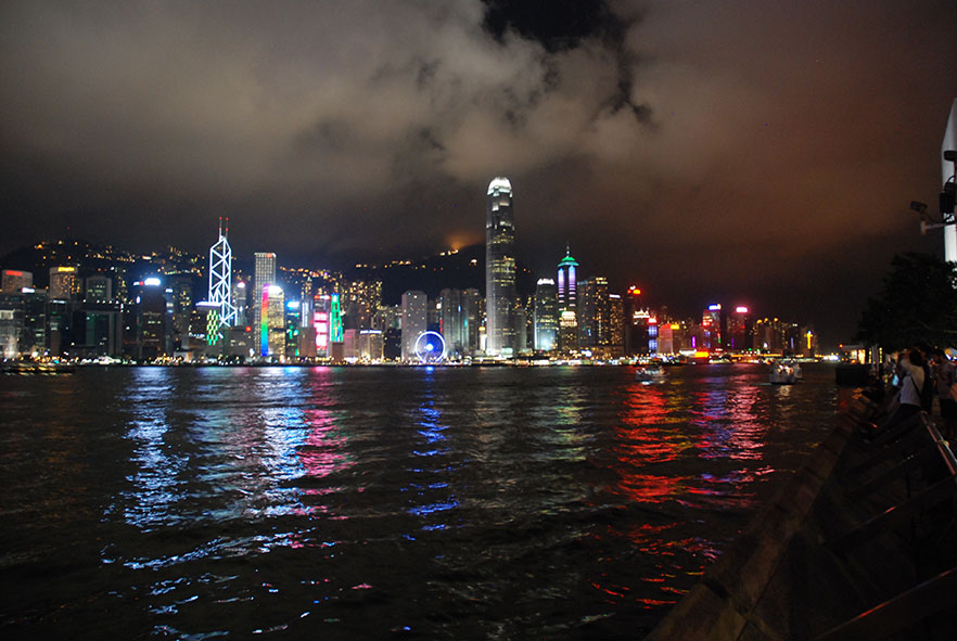 Hong Kong skyline avond vanaf de ferry