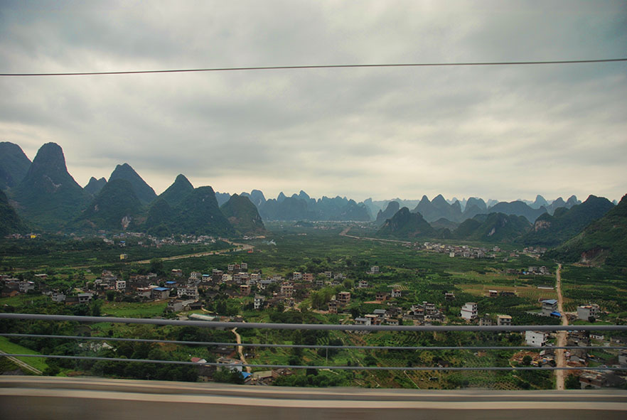 Trein van Guilin via Shenzhen naar Hong Kong uitzicht