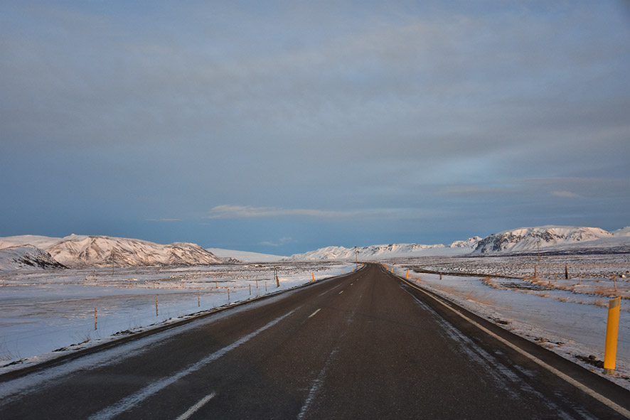 De weg door Thingvellir National Park IJsland