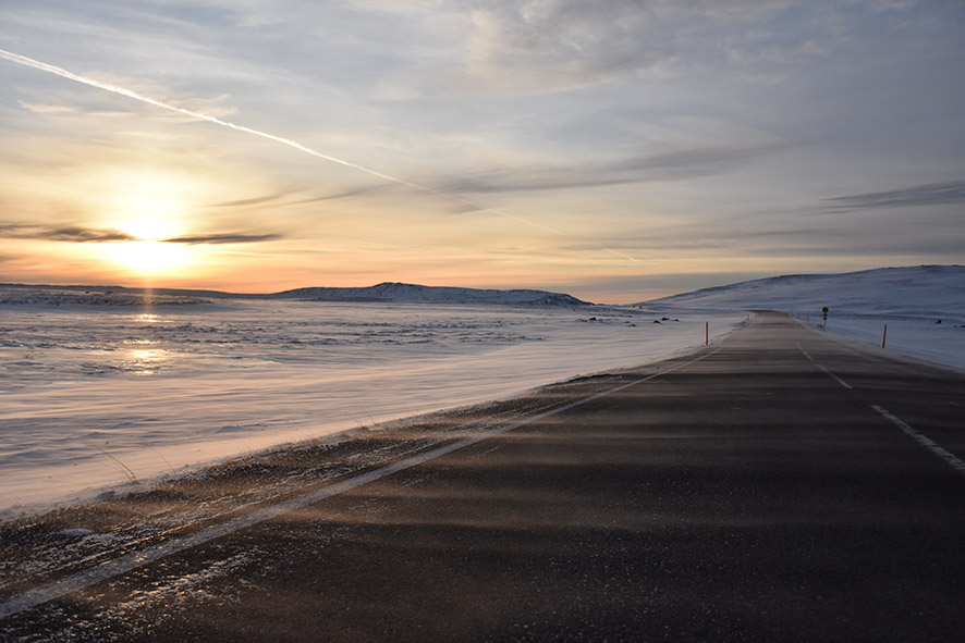 Koude wind in Thingvellir IJsland sneeuw stuift over de weg