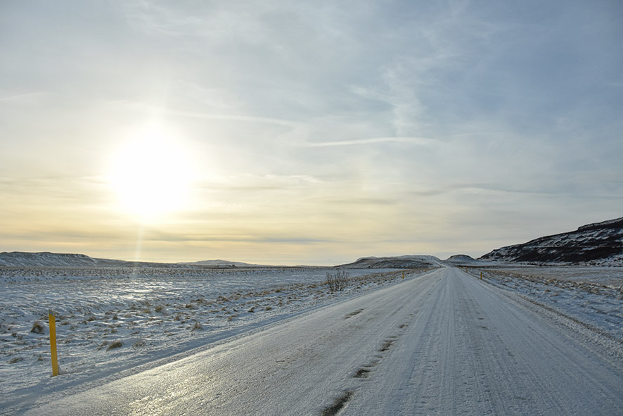 Besneeuwde weg in IJsland
