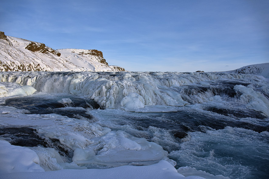 De bevroren Gullfoss van dichtbij in de winter in IJsland