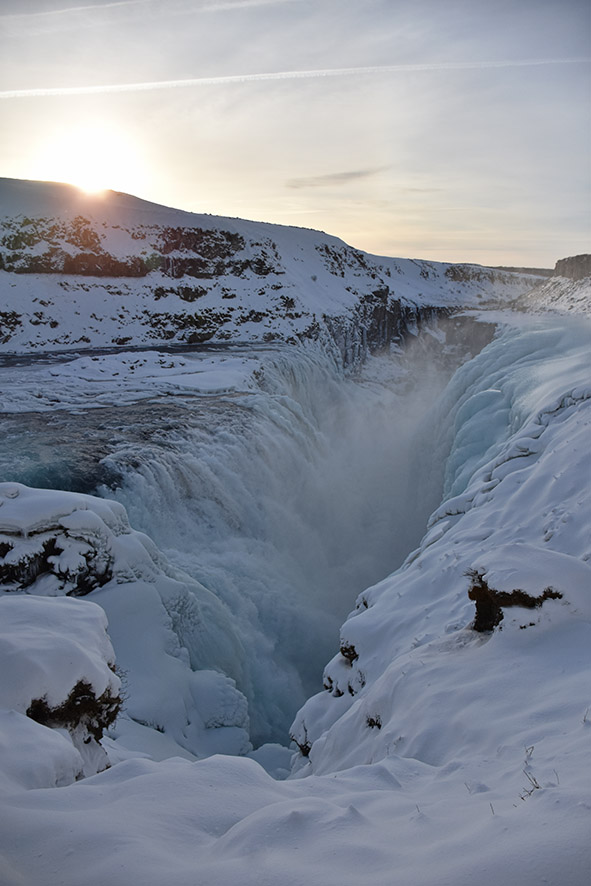 Bevroren waterval Gullfoss bij zonsopkomst in de winter