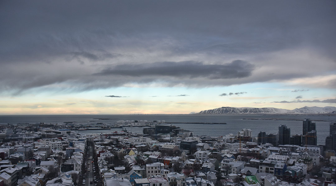 Het uitzicht vanaf de Hallgrimskirkja in Reykjavik IJsland