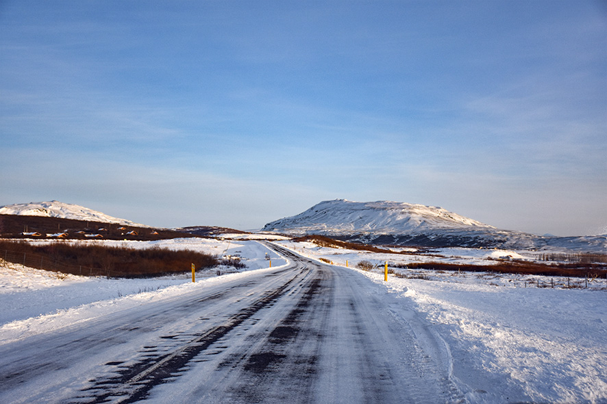Weg in IJsland met opgevroren sneeuw
