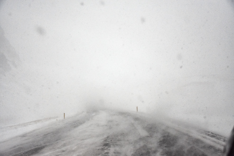 Sneeuwstorm in IJsland vanuit de auto
