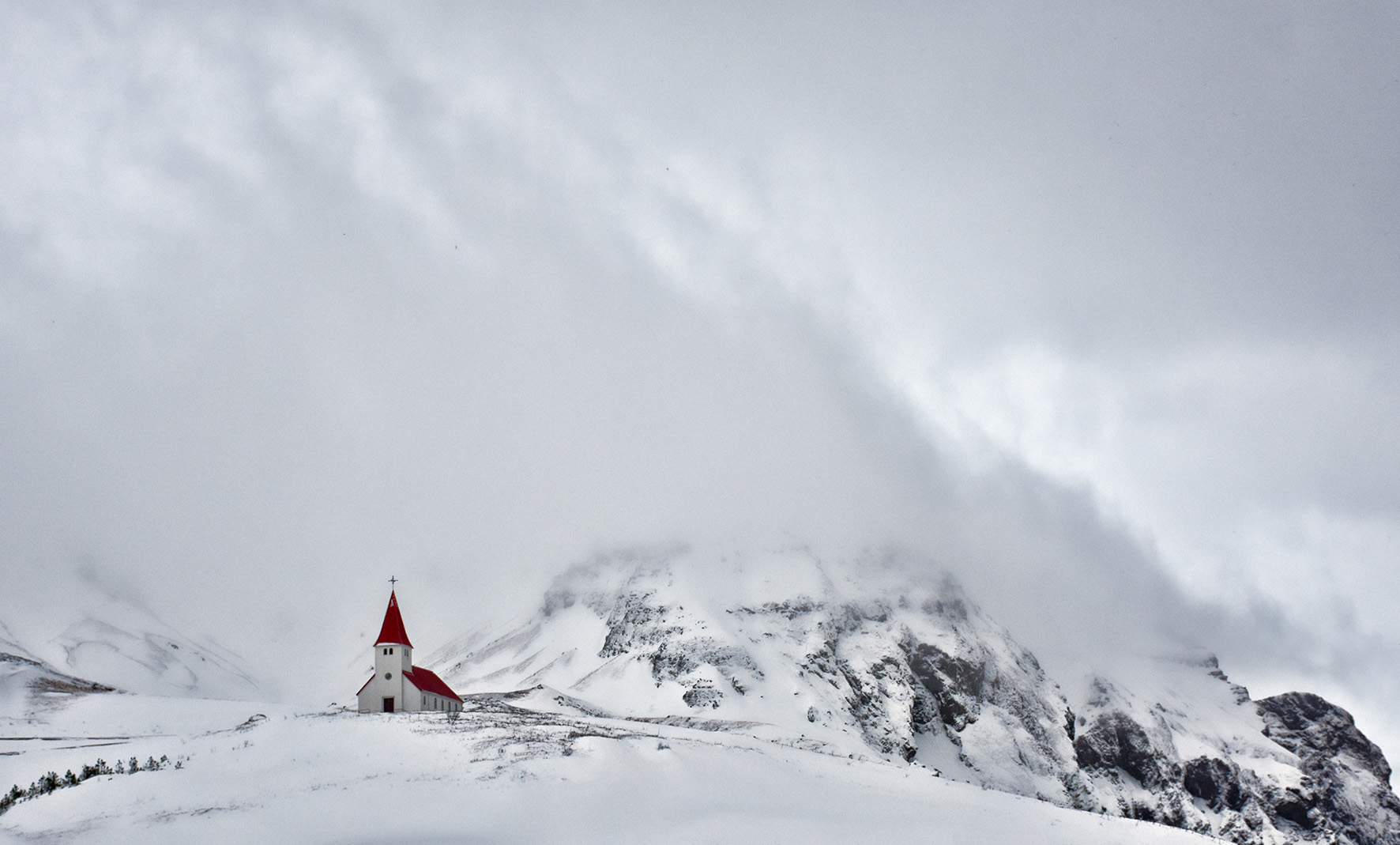 Het kerkje in Vík IJsland in een sneeuwstrorm
