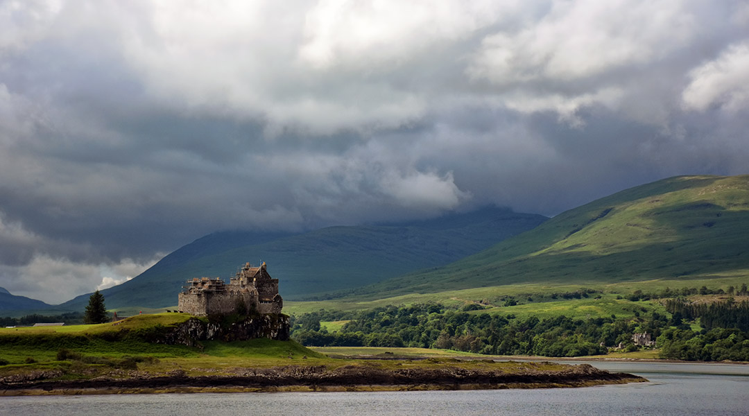 Landschap in Schotland met Duart Castle
