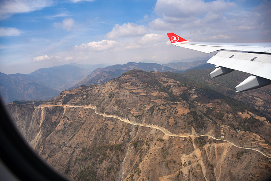 De vallei rondom Kathmandu vanuit het vliegtuig