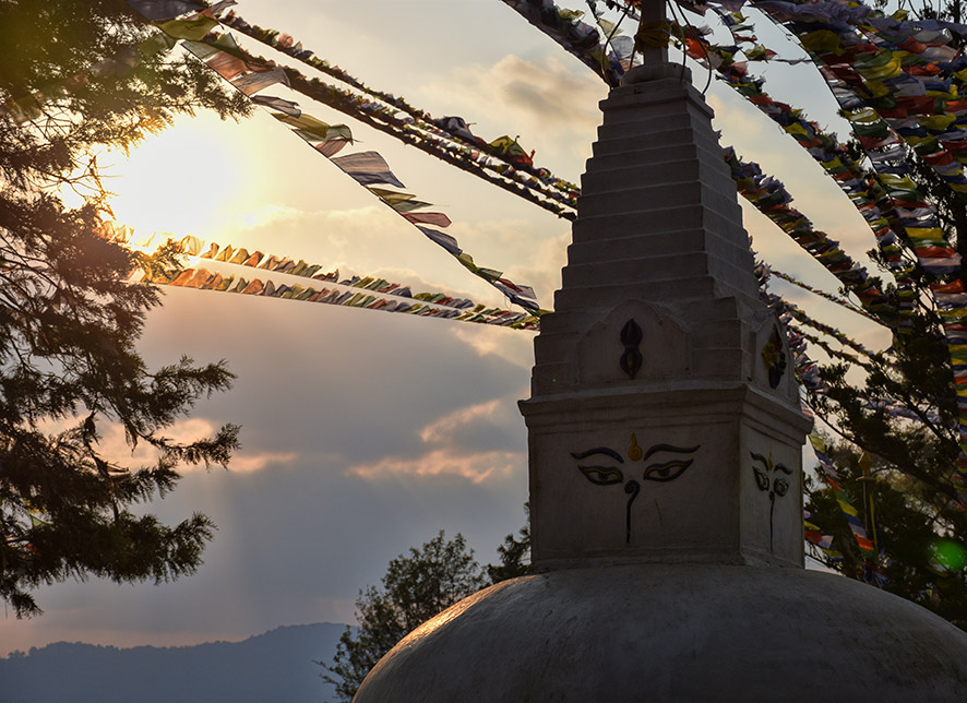 Zonsondergang bij één van de tempels van het Swayambhu tempel complex Kathmandu