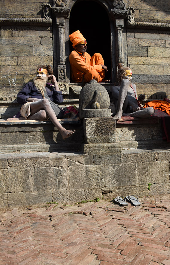 Sadhus zitten bij de Pashupatinath tempel Kathmandu Nepal
