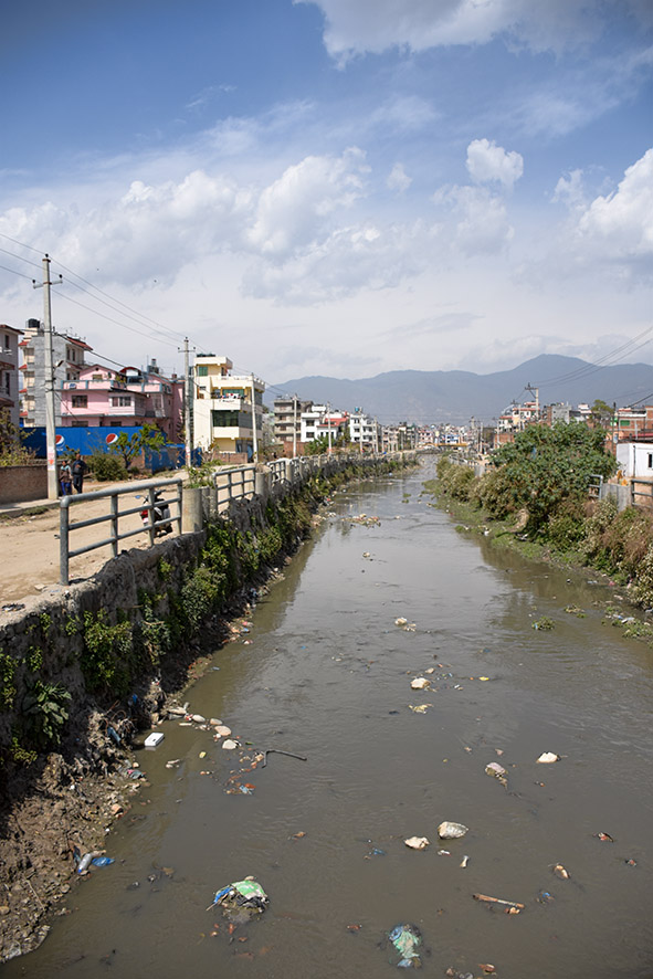 Straatbeeld met de rivier door Kathmandu