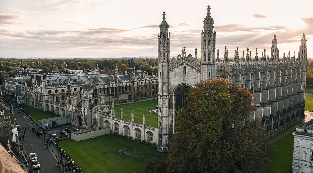 Zicht op Kings College Cambridge vanaf St. Mary's church