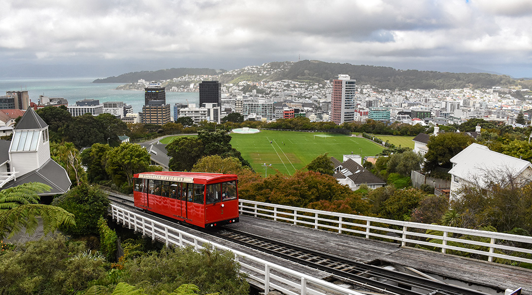 Uitzicht op Wellington Nieuw-Zeeland en de kabelbaan vanaf de botanische tuinen