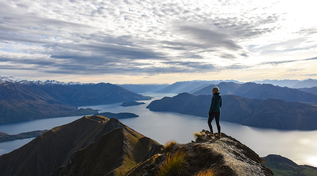 Uitzicht op Wanaka Lake vanaf Roys Peak bij zonsopkomst Nieuw-Zeeland